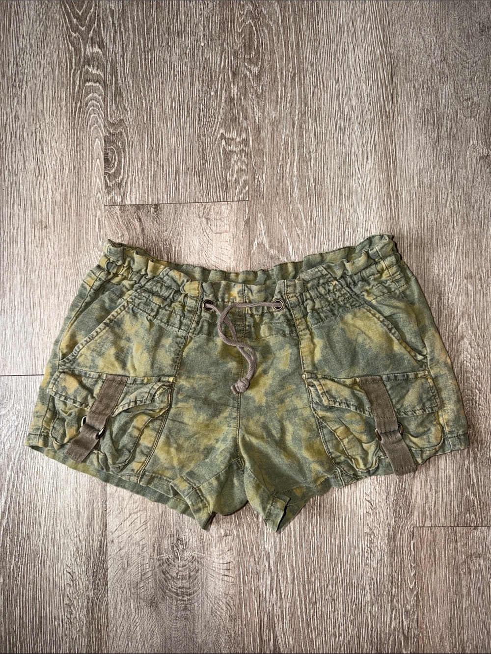 Free People y2k Olive & Yellow Tie-Dye Cargo Shorts xs boho grunge Indy